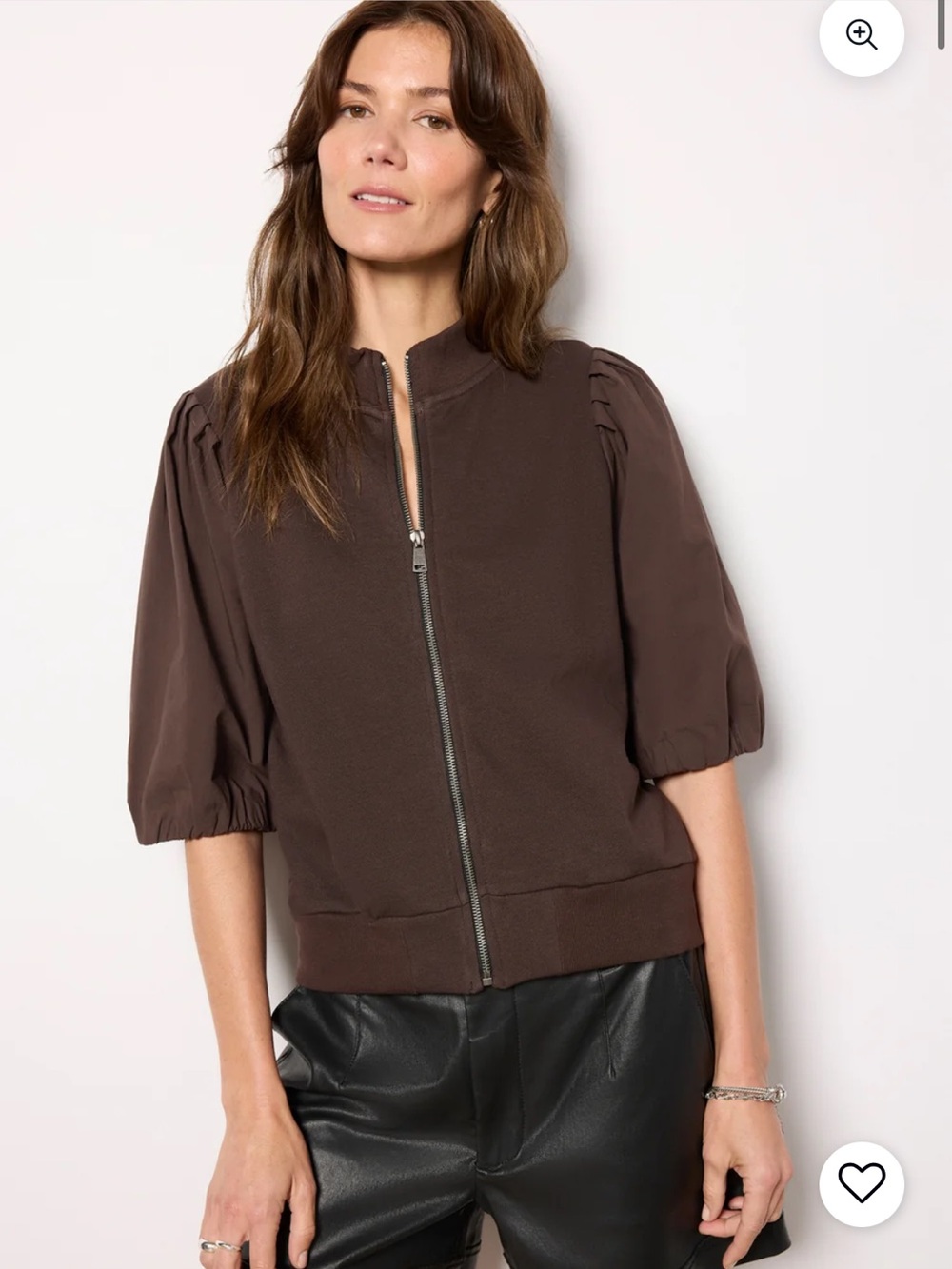 Evereve’s Jordan Brown Zip-Front Puff-Sleeve Top